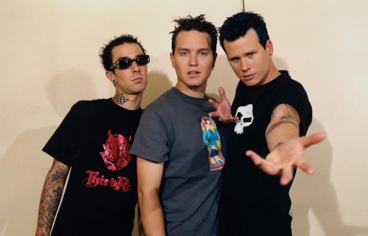 Blink-182 Outfit Idea: Embrace the Pop-Punk Aesthetic